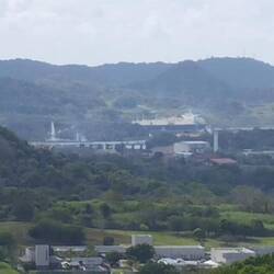 Au loin un cargo sur le canal du Panama