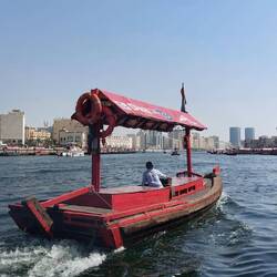 Übersetzen auf dem Creek mit einem Abra, dem Wassertaxi