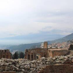 Hinten der eingenebelte Ätna