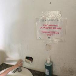 Immer schön die Hände waschen, vor dem Toiletten gang... Man achte auf die Steckdose!!