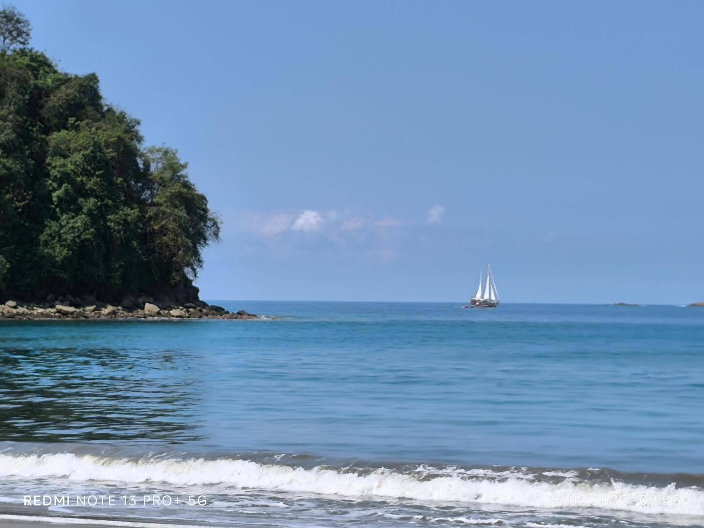 Da kommt das Boot mit Getränken...