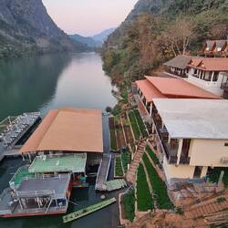 Unser Hostel am Hang mit eigenem Gemüsegarten und Frühstücksboot