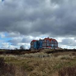 Steht einsam in den Dünen.
