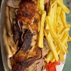 Gyros Teller im Stavropoulos, 11,40€ mit doppelt Tsatsiki und Wasser 🫶❤️