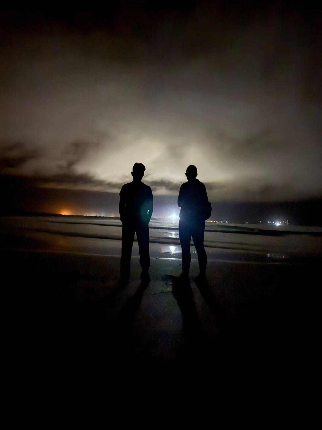 Bei Nacht am Strand
