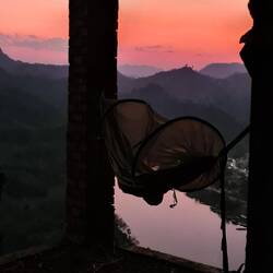 Simon schläft wieder in der Hängematte, diesmal oben am View point