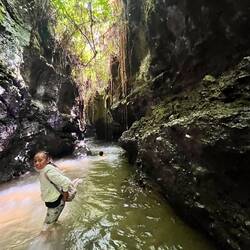 Weg zum Wasserfall durch hüfthohes Wasser