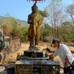 Petra nimmt an einer buddhistischem Zeremonie teil