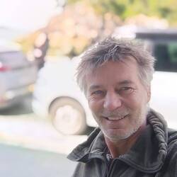 Ich verwende Trockenshampoo für bettlägerige U. Alte Menschen. macht Haare aber fluffig