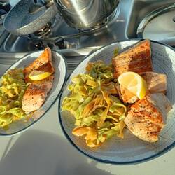 Silke, die beste VanLife Köchin. Irgendwo im Feld, Lachs und Tagliatelle aus Chile