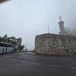 Aussichtspunkt im Nebel/in den Wolken