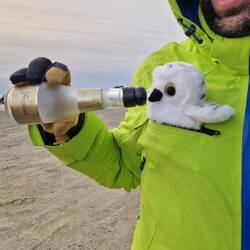 Auch Bubo kriegt einen Schluck Sprudel zum anstossen