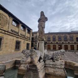 Löwenbrunnen, das muss man wissen🙄, die Statue darauf ist die Frau von Hannibal, Imilce aus Andal.