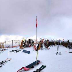 Und kein Wind, so dass die Nebelschwaden hartnäckig festhingen auf dem Berg.