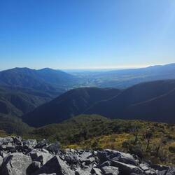 Vallée de l'Aorere river, et au loin la golden bay avec le NP Abel Tasman en vue