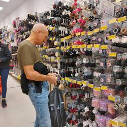 Welcher Haargummi steht ihm denn? Schwere Wahl! 🤣🤣🤣