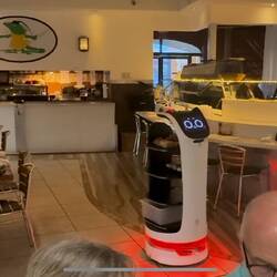 beim Sushi bedient Mr. Robot mit