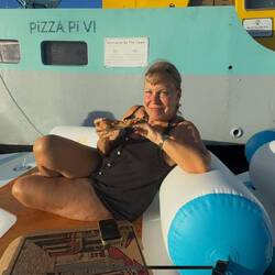 mal was ganz Anderes an Sitzmöbel beim Pizzaessen. Schaukelig...