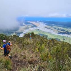 sowie die nahe Küstenlinie