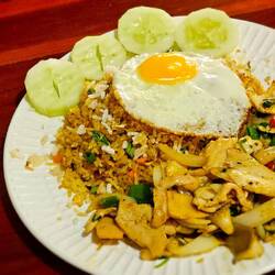 SomQuan Restaurant. Es gibt immer Ei zum Essen dazu. Kein Wunder bei soviel umherlaufenden Hühnern.