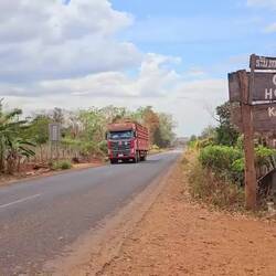 Zufahrt zu Mr. Vieng in ein Katu Dorf.