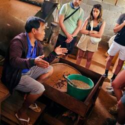 Mr Vieng erklärt voller Motivation den Röstprozess von Kaffee.