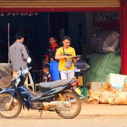 Typisches Geschäft mit Rollläden.