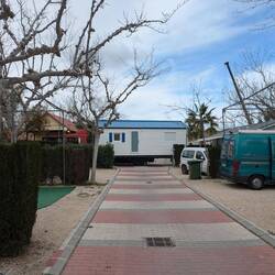 Ein neues Haus rollt an.