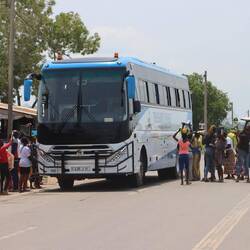 Der Bus hält an, die Händler kommen