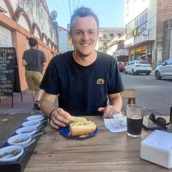 Und so glückliche, Super-Pancho (Spezialität Argentina) essende Bennos 😊