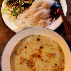 Kokusnuss Hühnchensuppe mit Nudeln und Grünzeug.