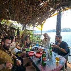 Kleines Restaurant am Fluss