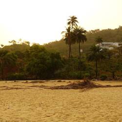 Der Sonnenaufgang ist hinter den Bergen versteckt