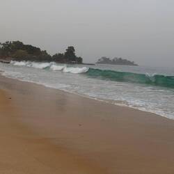 Manchmal gibt es auch gute Wellen zum Surfen, wenigstens für Einsteiger