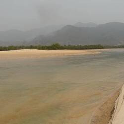 Ein kleiner Fluss mündet hier ins Meer und je nach Tidenstand ist er wie eine Rutsche