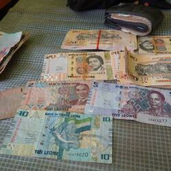 Alle Scheine der Währung Leone, der Kurs zum Euro ist ca. 1:24