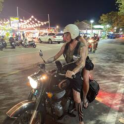 Timon und d Belia mit sinre gmietete Enfield troffe am Night Market ☺️🏍️