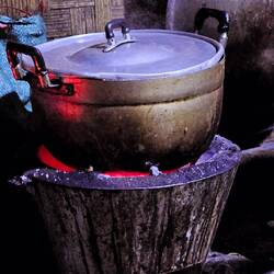 Das ist die Feuerstelle im Holzhaus.