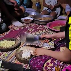 Hühnchen zu Brei verarbeiten im es dann in Bananenblätter zu grillen.