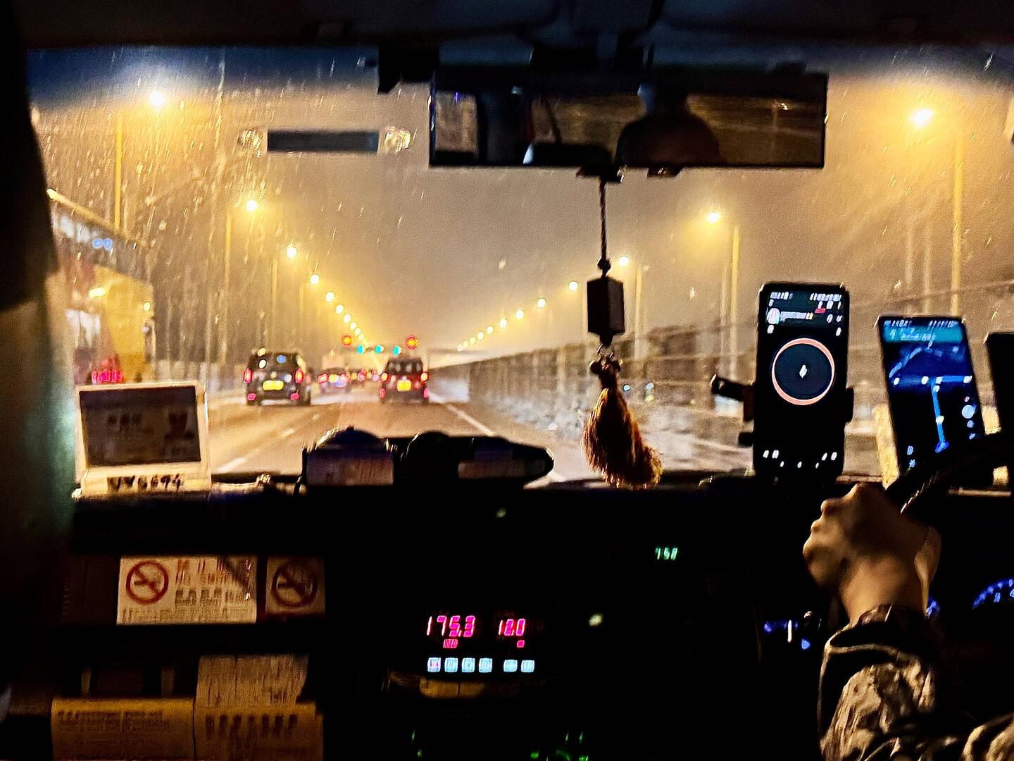 Nächtliche Fahrt vom Aiport - 140 km/h, vier Handys gleichzeitig im Anschlag