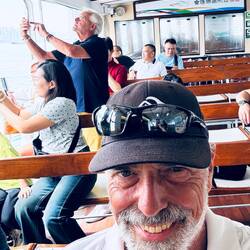 Zwischendurch mal Fähre fahren… Genial: die Sitzlehne klappt man einfach je nach Fahrtrichtung um…