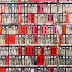 Platzsparende Form eines Kolumbariums mit Urnen - im Kloster