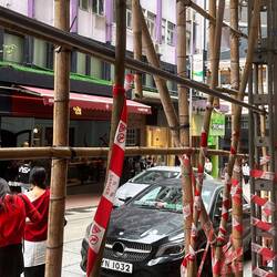 Ja, dieses Gerüst ist aus Bambus...