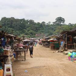 In der Goldgräberstadt Dimonika...