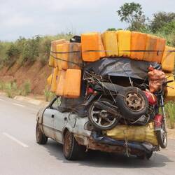 Dieser Herr donnert an mir rechts vorbei (samt Ziegen auf dem Dach)...