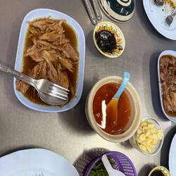 Und Knoblauch, Chilisoße und Soya gegessen