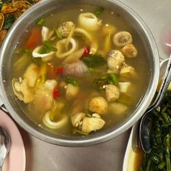 Fischsuppe, Muscheln, Algensalat