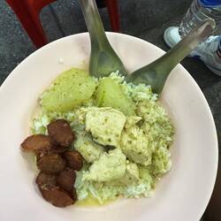 Grünes Curry mit Gurke und Chicken, sowie trockener süßer zimtiger Wurst unten rechts