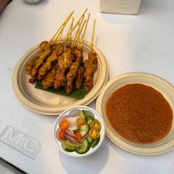 Satespieße aus Schweinefleisch mit Erdnusscreme und Salat