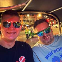 Crazy Fahrt mit dem TukTuk und Linksverkehr